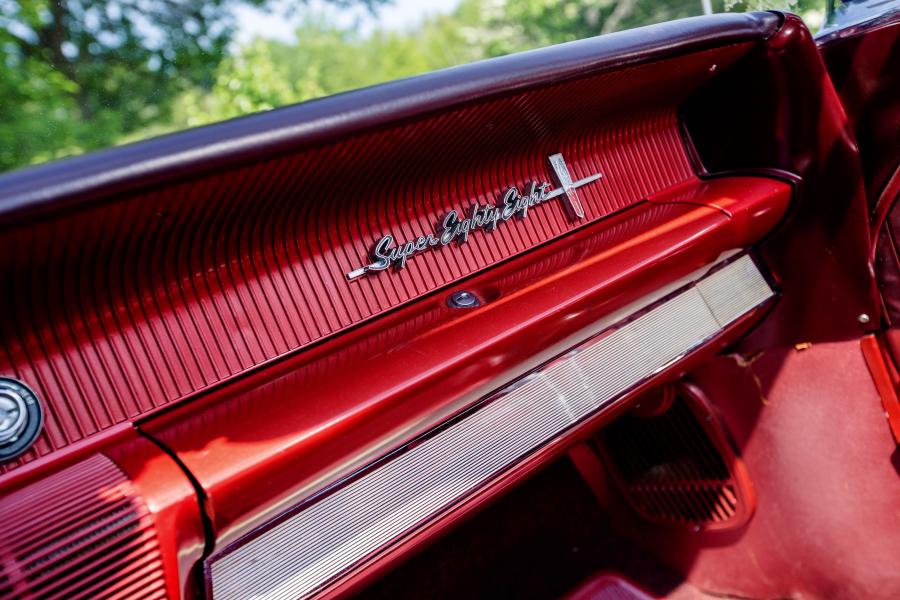 Детали интерьера Oldsmobile Super 88 Convertible (3567) 1961 года  (фото 16 из 17)
